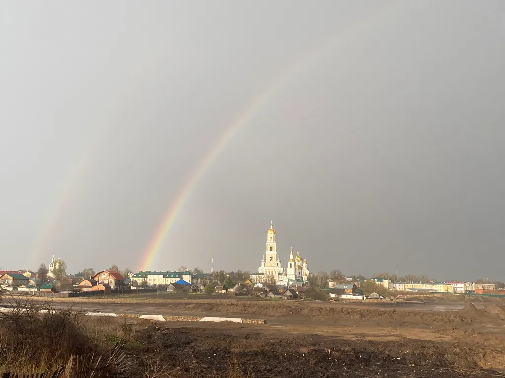 Дом Под Покровом на тихой улице с видом на монастырь
