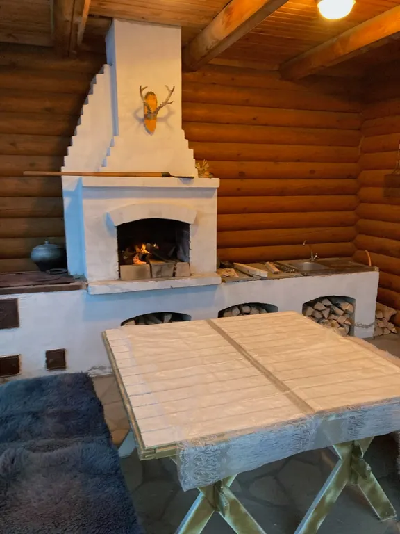 Дом в два этажа с двумя спальнями и гостиной, летний бассейн, баня