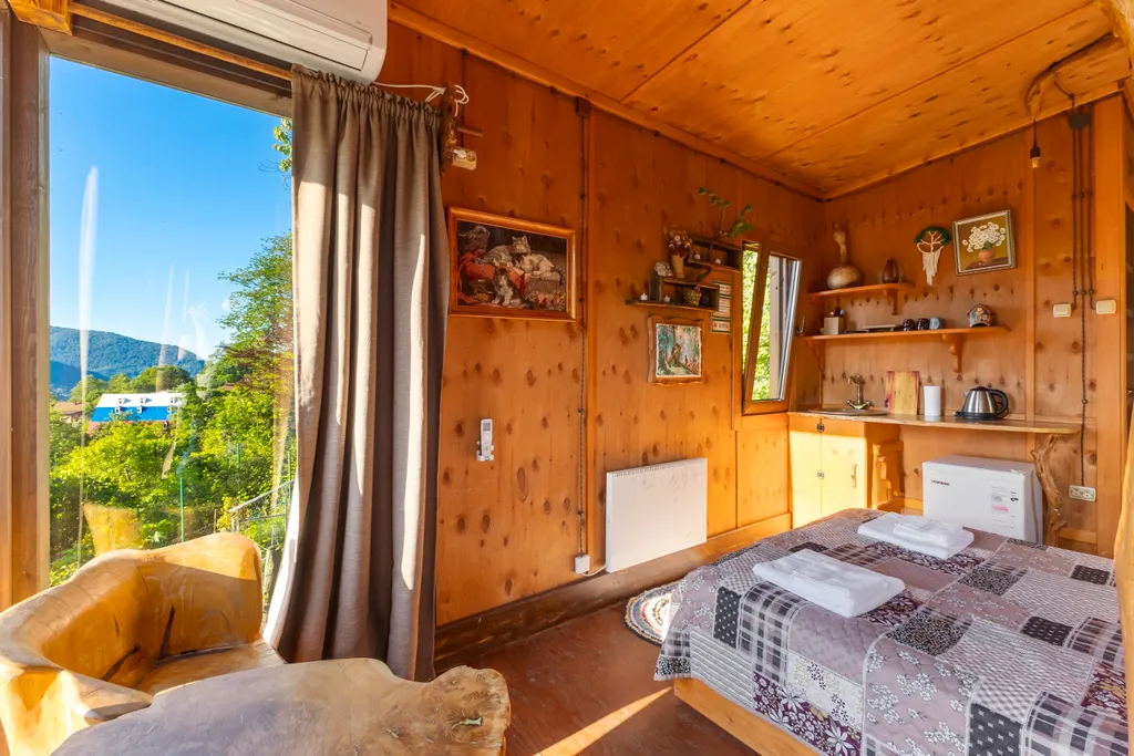 Глемпинг с видом на лес