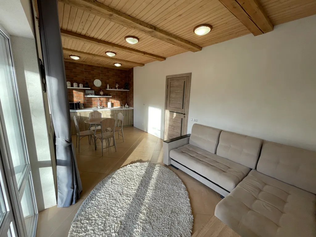 Домик на берегу озера