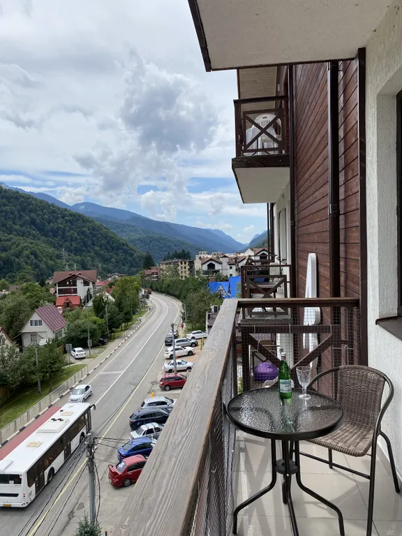 Евродвухкомнатный апартамент с балконом и видом на пик Аибга