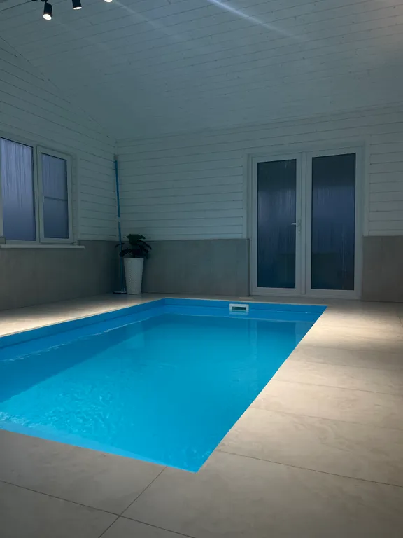 Дом с бассейном и сауной у пруда