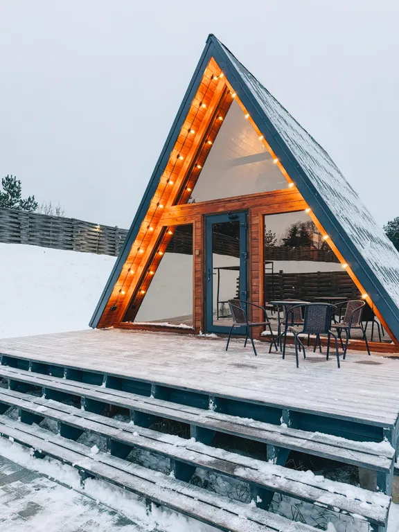 Уютный домик на берегу реки с горячим чаном