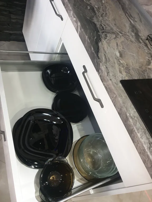 Дизайнерская современная студия в новом доме сердца центра города