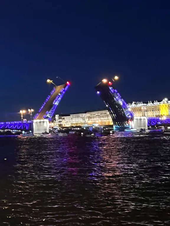 Студия на набережной Лейтенанта Шмидта у Благовещенского моста