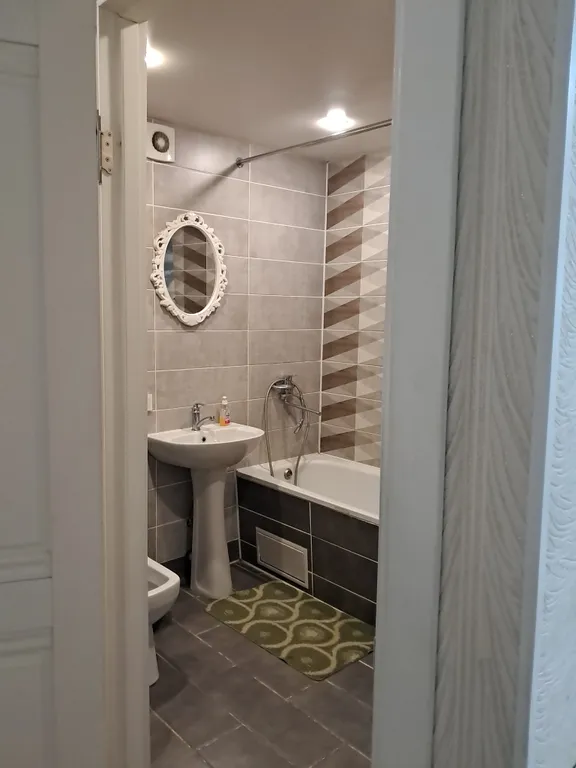 Двухкомнатная квартира недалеко от въезда в город со свежим ремонтом