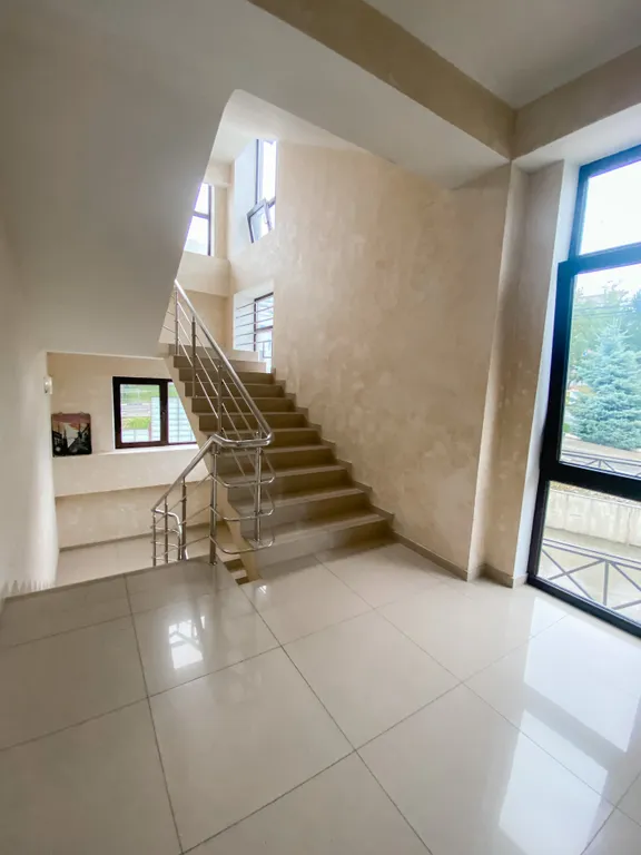 Студия с панорамным видом на центральной улице