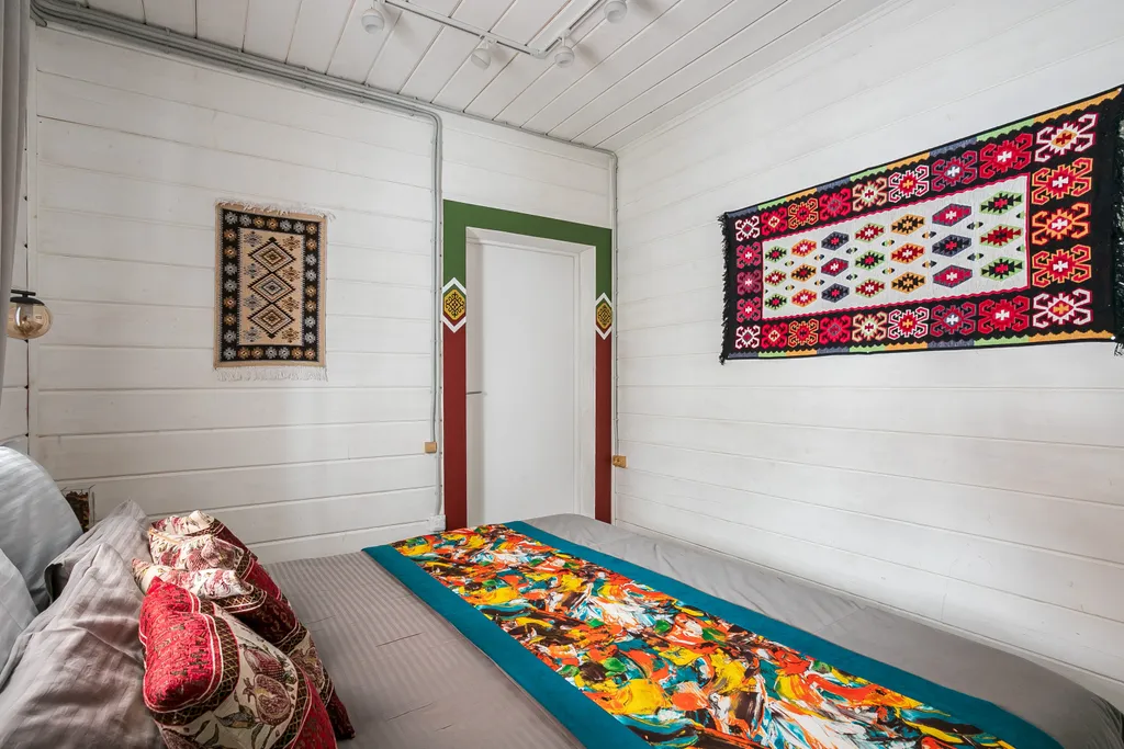 Коттедж Дом Ереван с балконом и открытой верандой в Кикино на Веле — Кикино