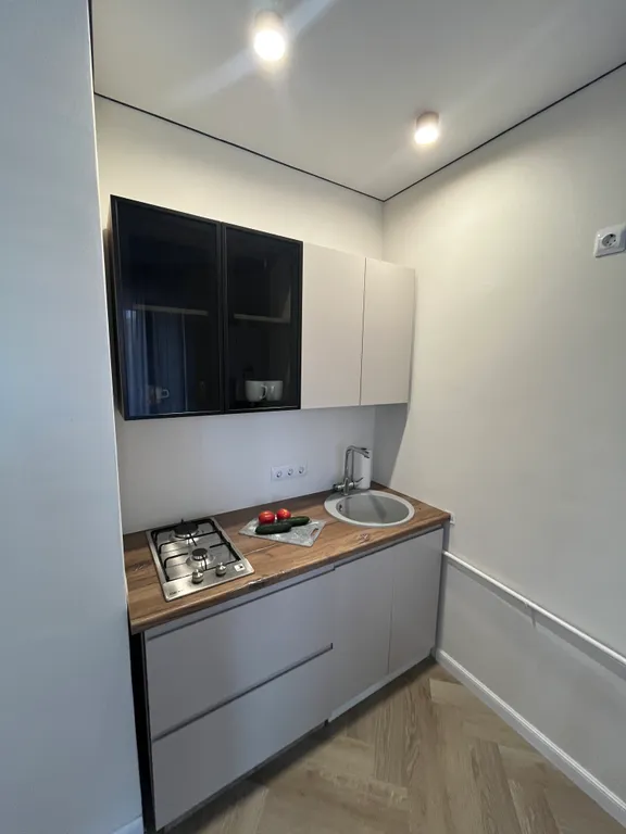 Квартира Квартира с новым ремонтом на первом этаж окна на парковку — Элиста