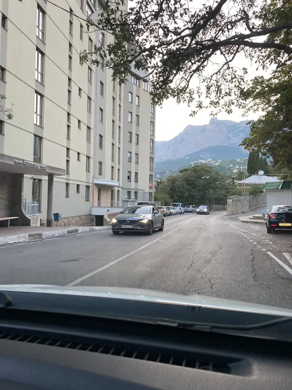 Квартира-студия с видом на море, парк Чаир и гору Ай-Петри