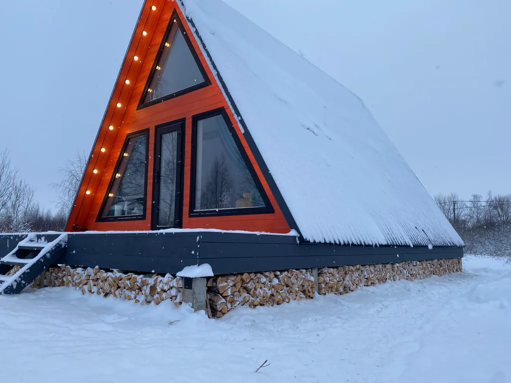 Дом A-frame с сибирским чаном на бревнах