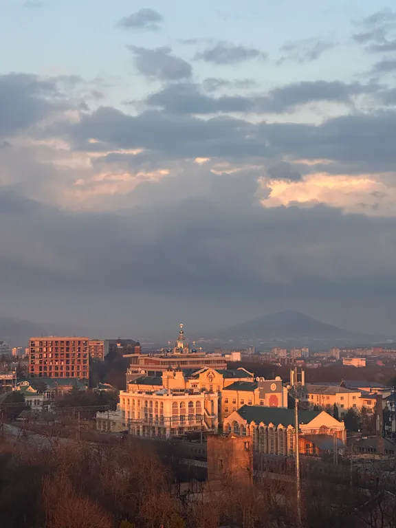 Уютная квартира с панорамным видом на горы , около нового сквера