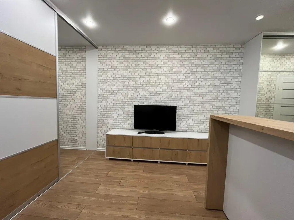 Студия в новом доме возле кадетского училища