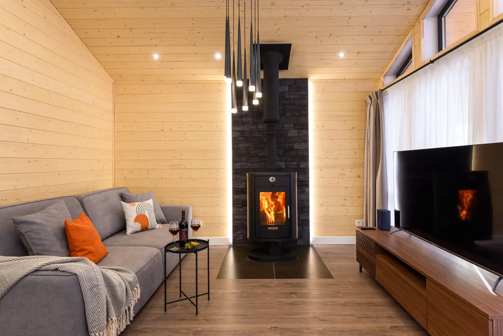 Дом с камином, баней и чаном в лесу у озера