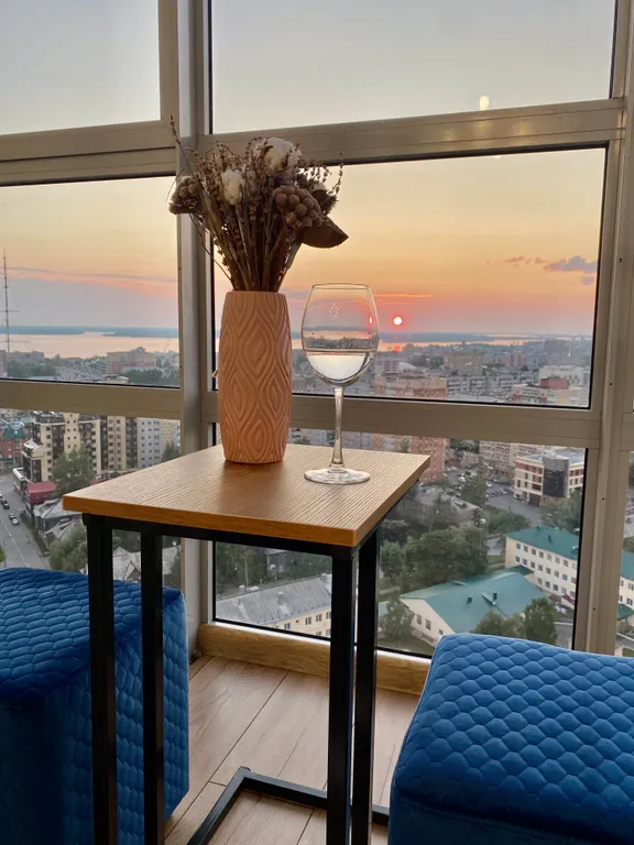 Синяя студия с панорамным окном и видом на закат