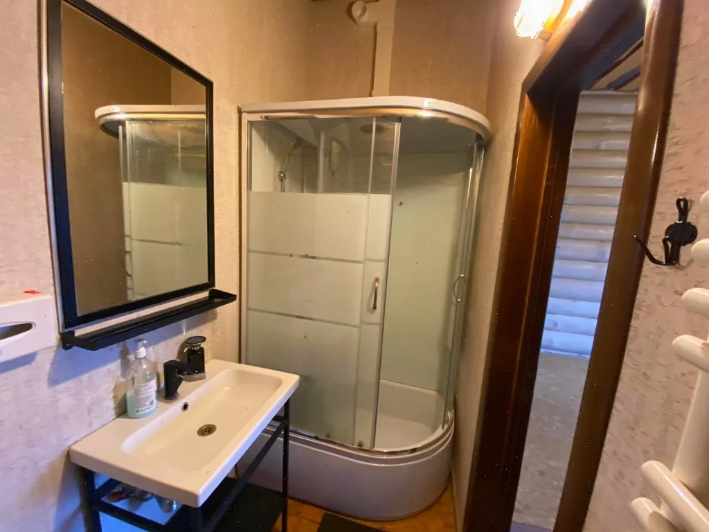 Большой дом с баней, бассейном и видом на озеро