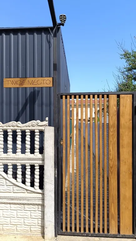 Уединенный трёхместный домик с queen size с собственным садом