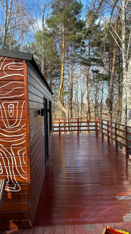 Уютный домик на берегу реки