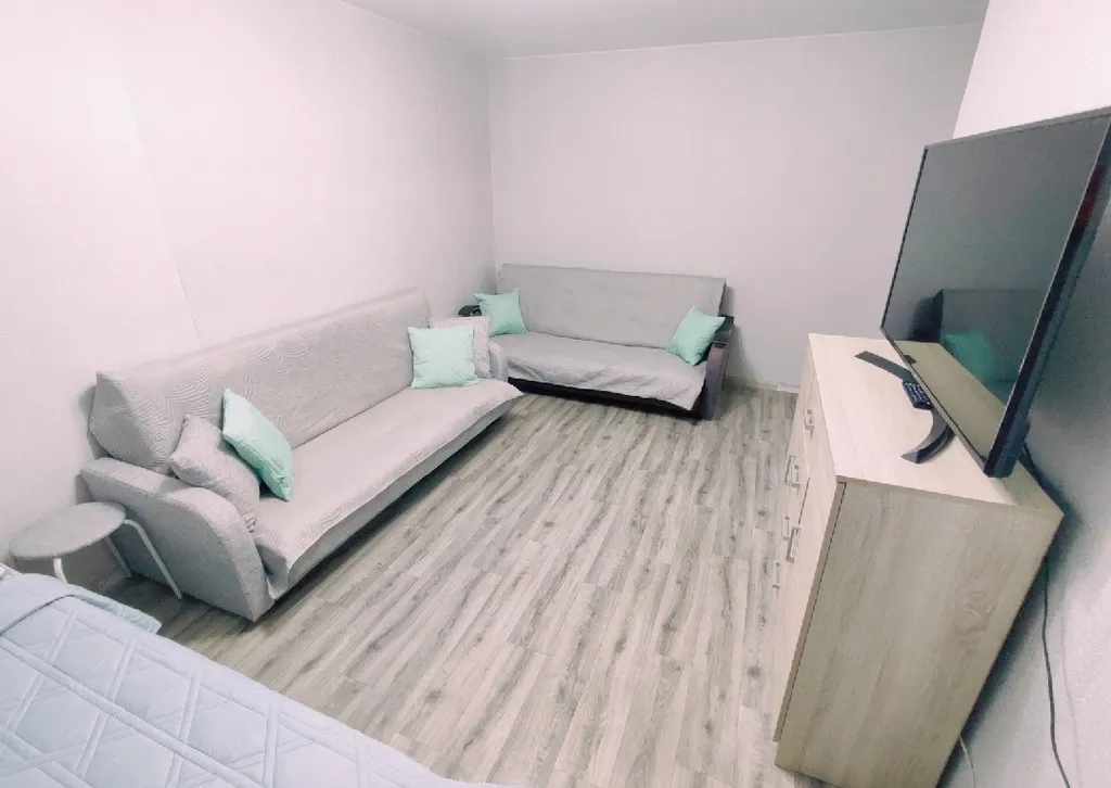 2-комнатная квартира с панорамным балконом в центре