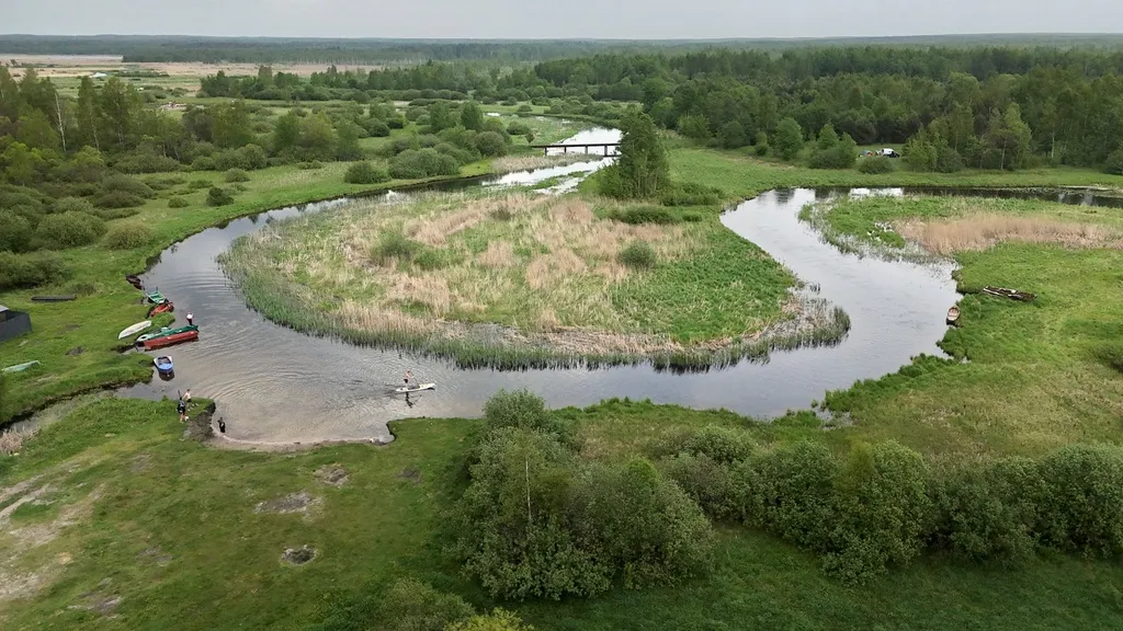 Новый дом на берегу реки