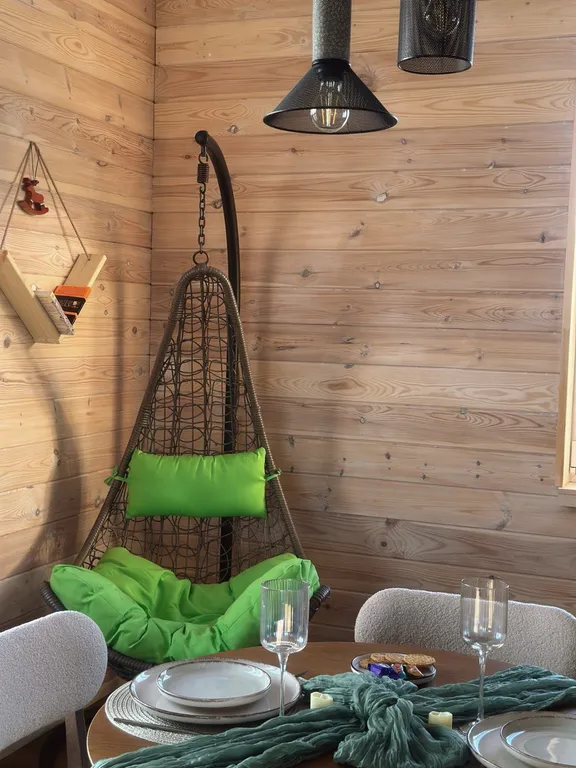 Дом у берега озера