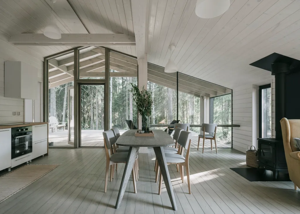 Загородный дом с террасой, баней и видом на лес