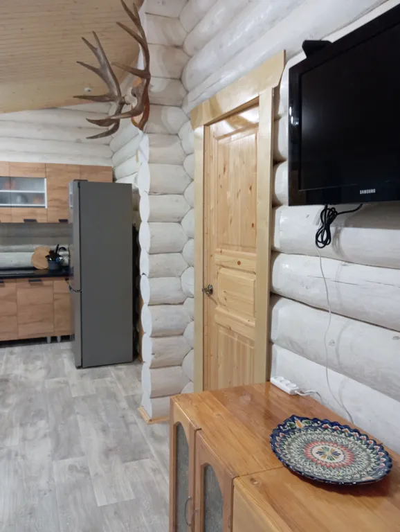 Меличуярви дом из бревна с сауной на берегу озера у самого леса