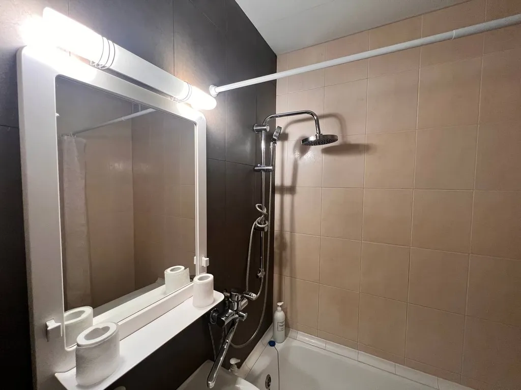 Квартира Студия центр уютная светлая, ТЦ Вояж, парковка, кафе, аквапарк, источник — Тюмень