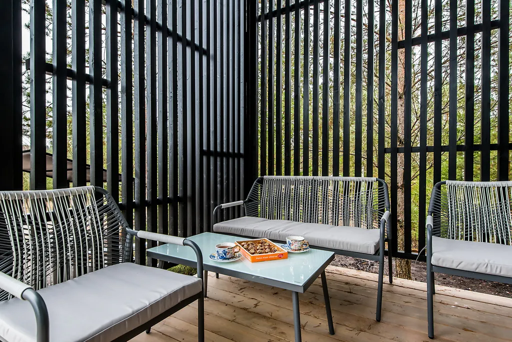 Уютный дом в окружении  леса