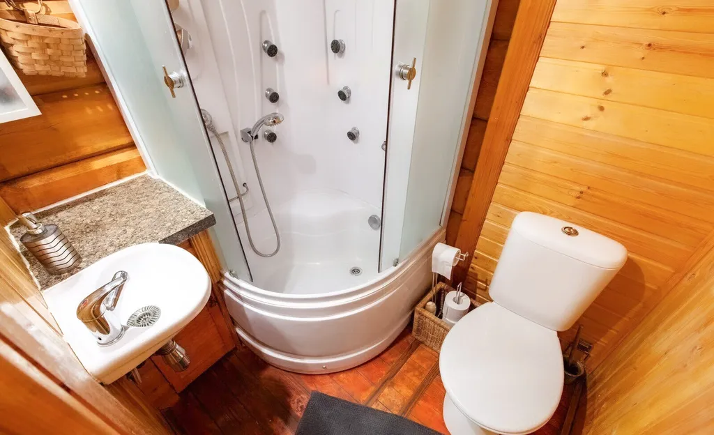 Дом в лесу на озере Селява