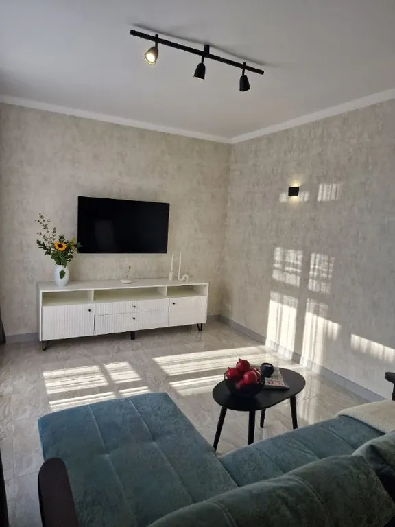 Апартамент с панорамными окнами и очками виртуальной реальности