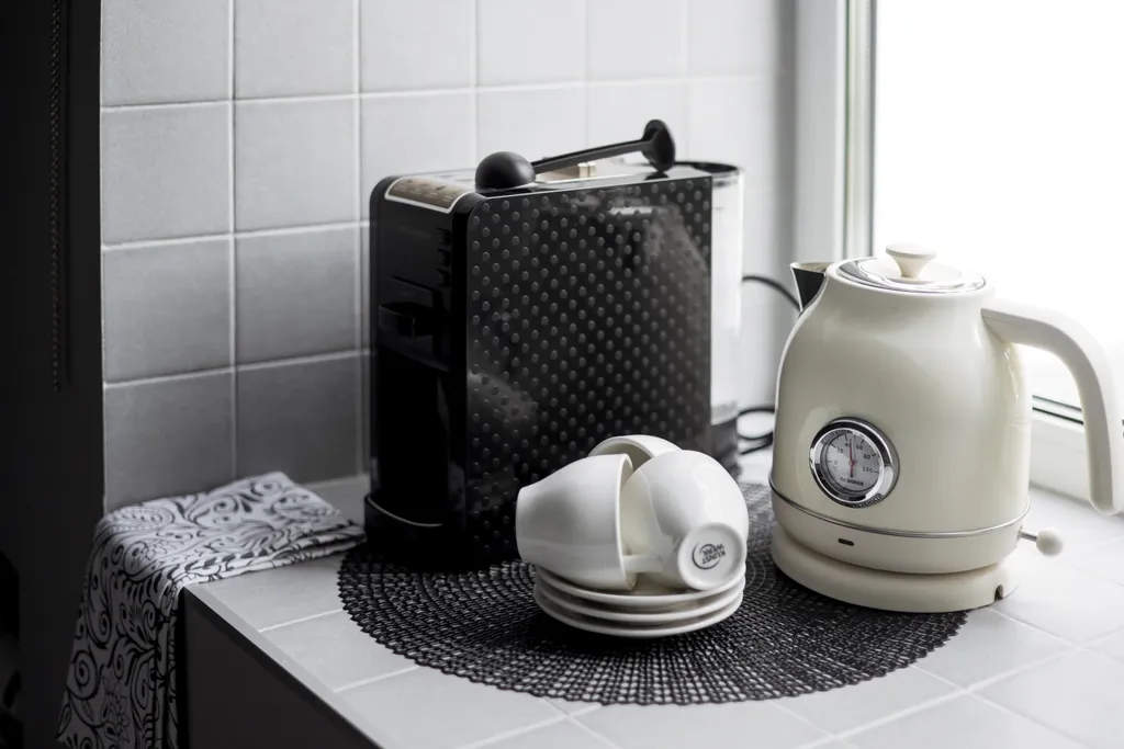 Яркая сталинка с балконом и видом на бульвар