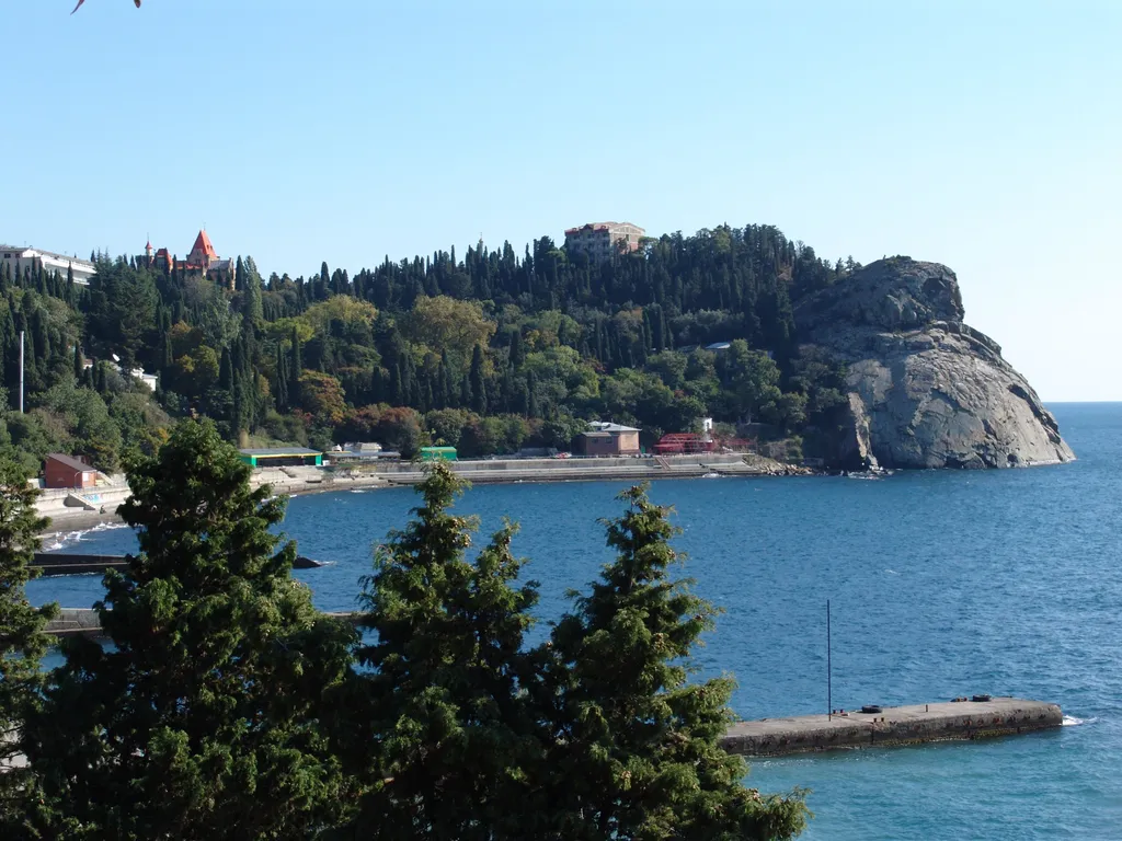 С панорамным видом на море и гору медведь (аю-даг)