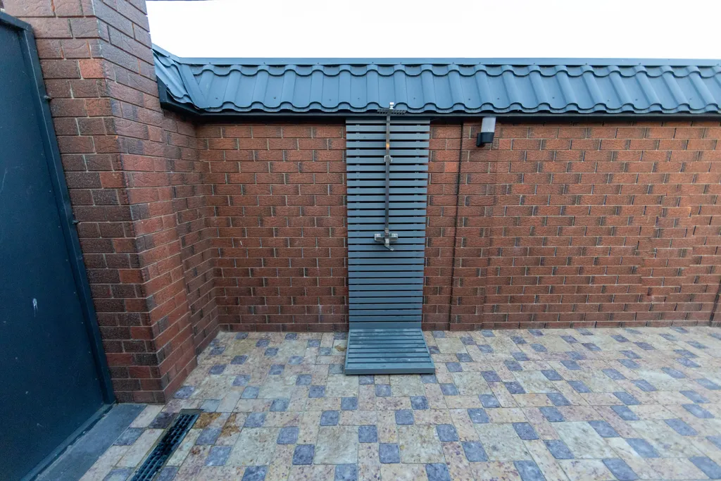 Просторный двухэтажный коттедж на берегу городского пляжа