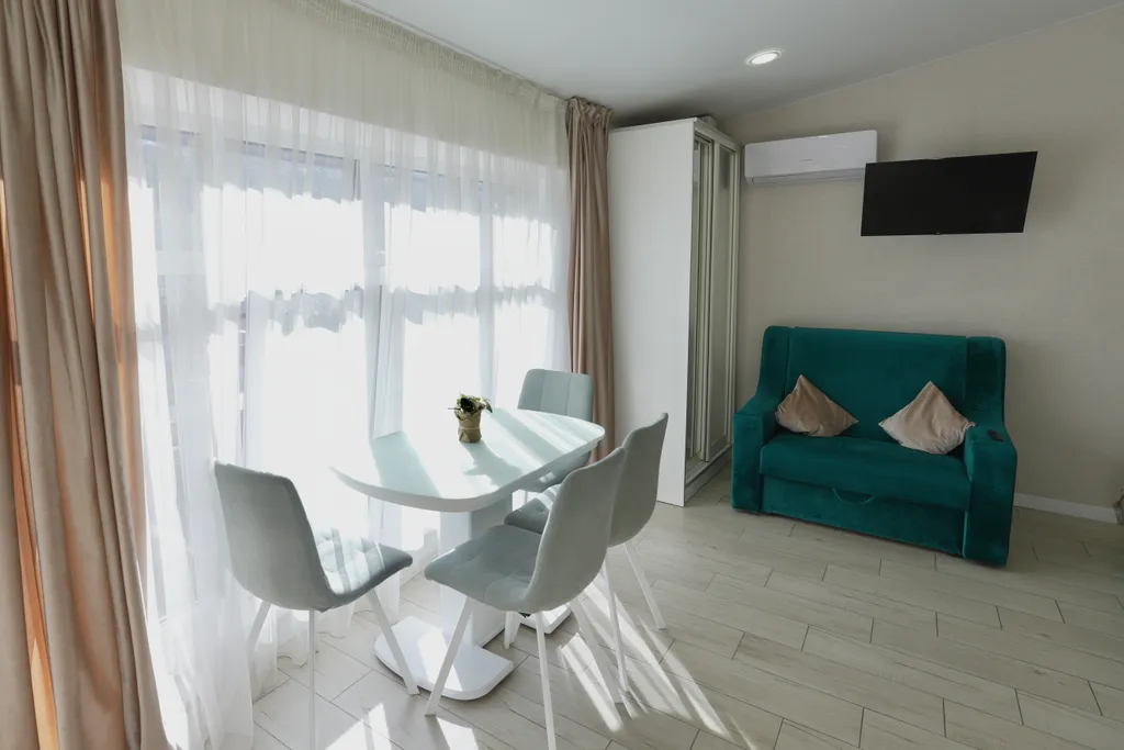 Светлая студия с панорамным окнами на горы напротив отеля Мариотт