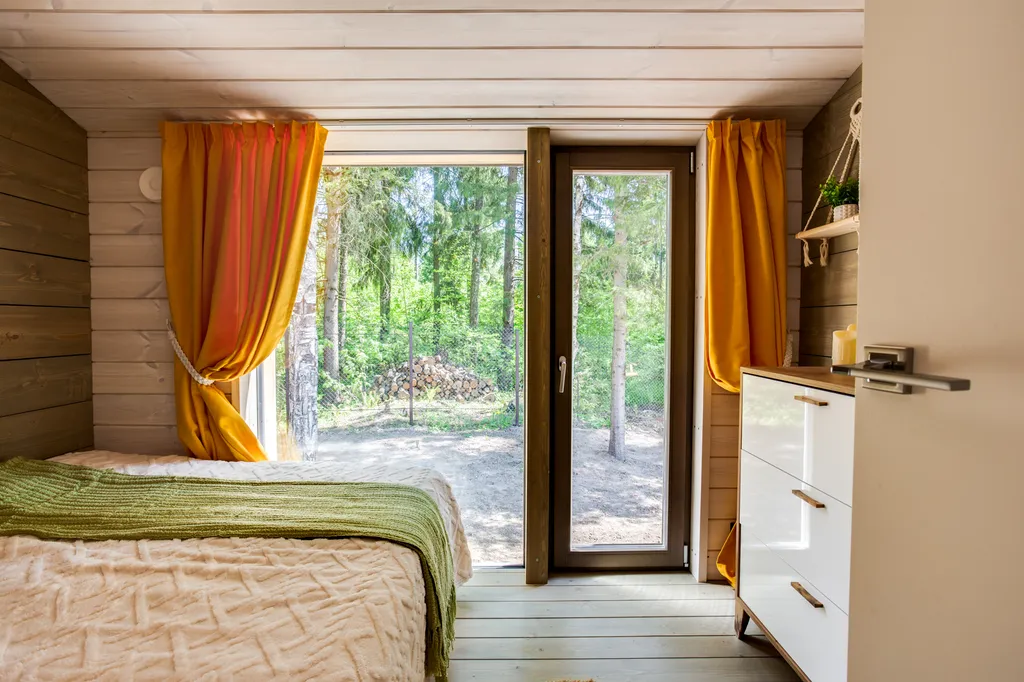 Дом с баней и чаном у воды и леса бохо