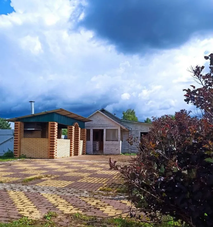 Двухэтажный дом за городом