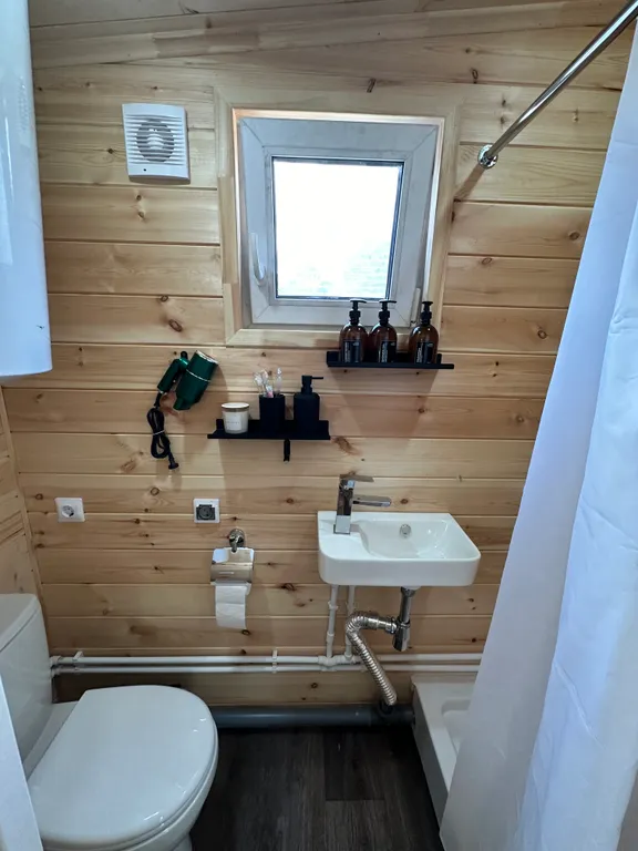 Дом в лесу с видом на реку