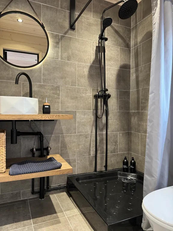 Уютный дом в стиле Барнхаус с чаном у леса, у нас есть баня.