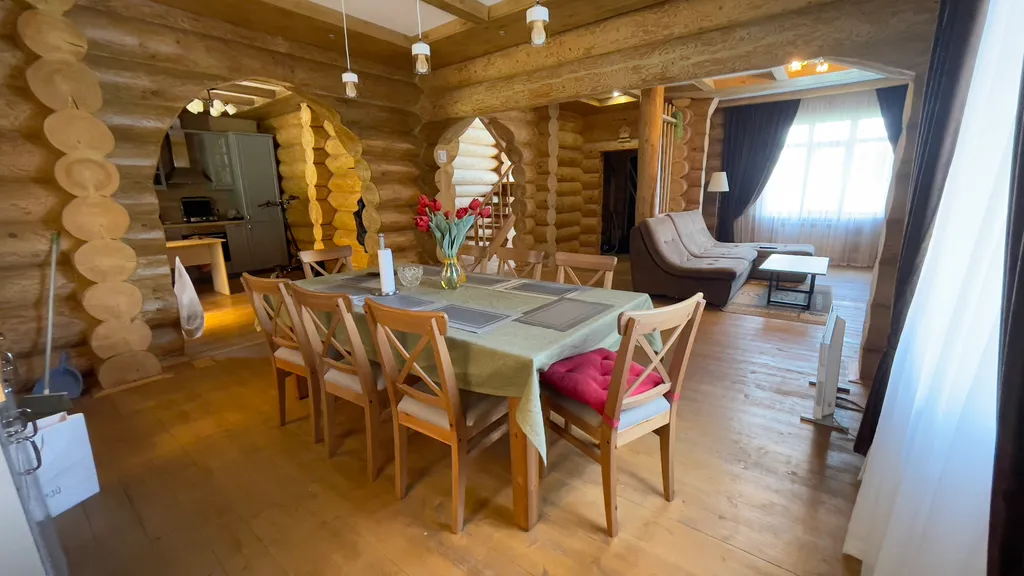 Загородный дом в лесу у реки