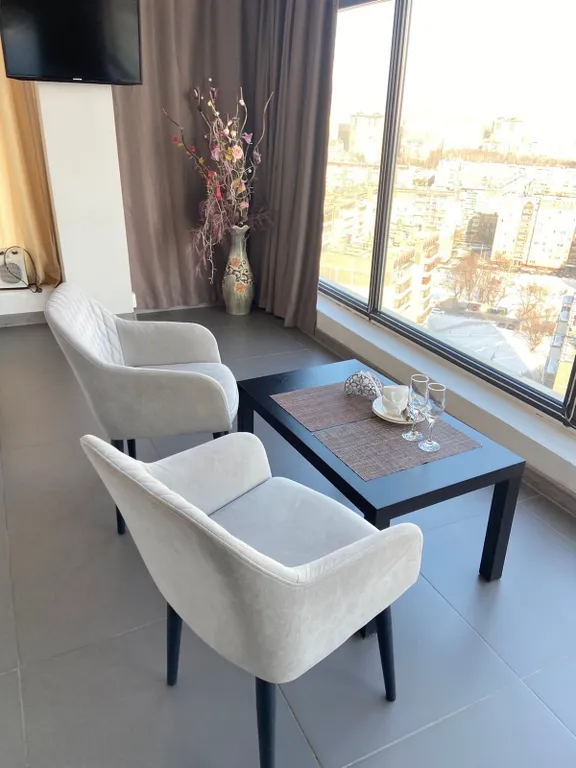 Студия с панорамными окнами и джакузи