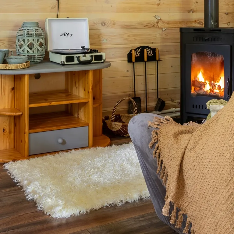 Дача с лесным характером, дровяным камином, сауной и банным чаном