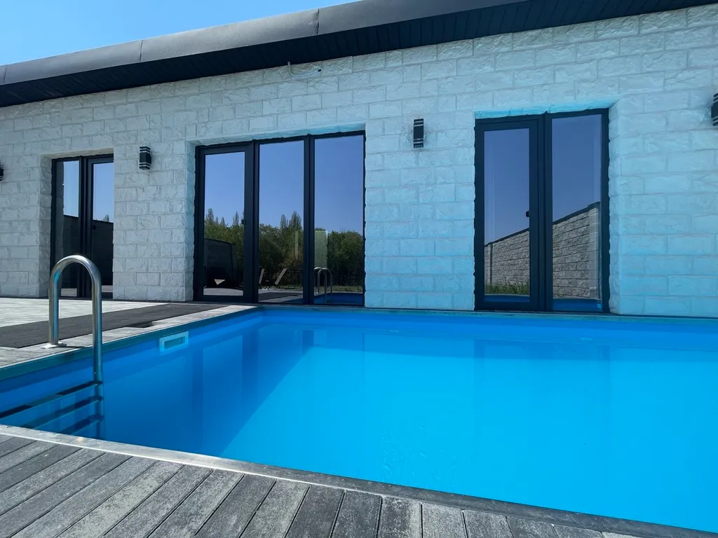 Загородный дом с бассейном