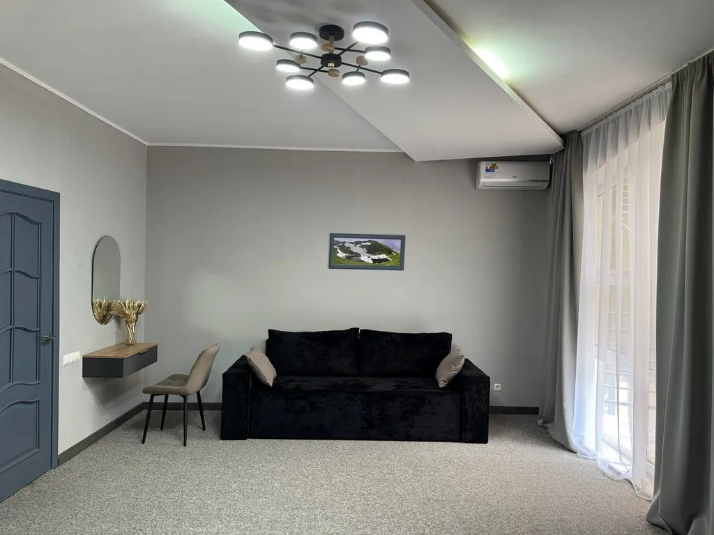 Люкс с балконом и видом на горы и лес