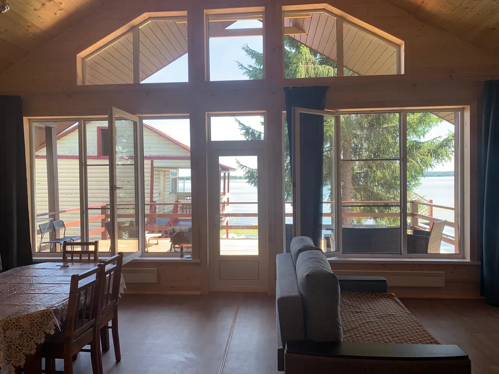 Коттедж с большой террасой на берегу Селигера