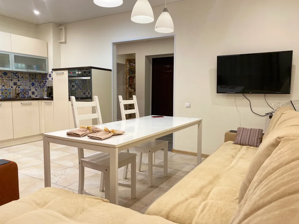 Через дорогу от ЛетоЛето Яркая 1+ квартира