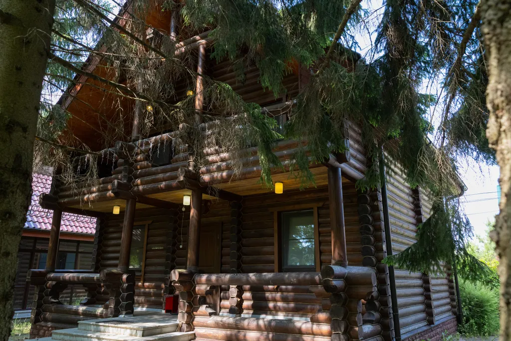 Особняк с большим бассейном в живописном лесном поселке