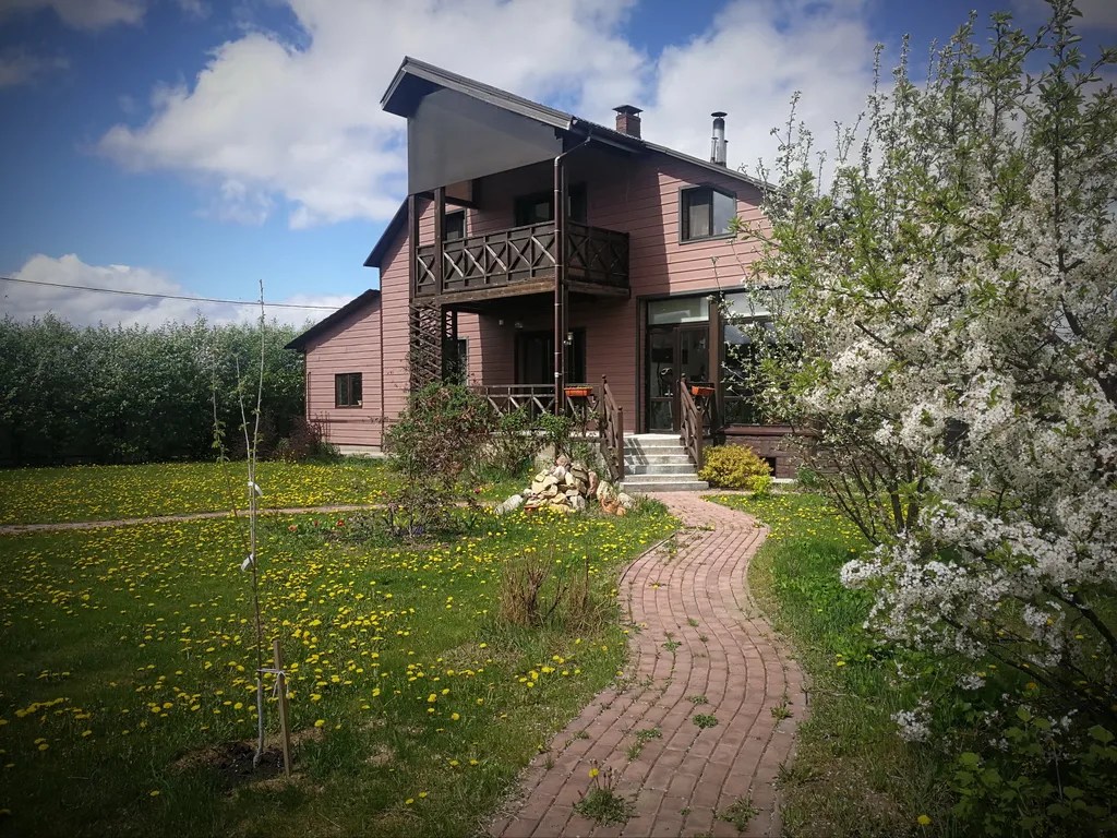 Просторный дом с живописным садом