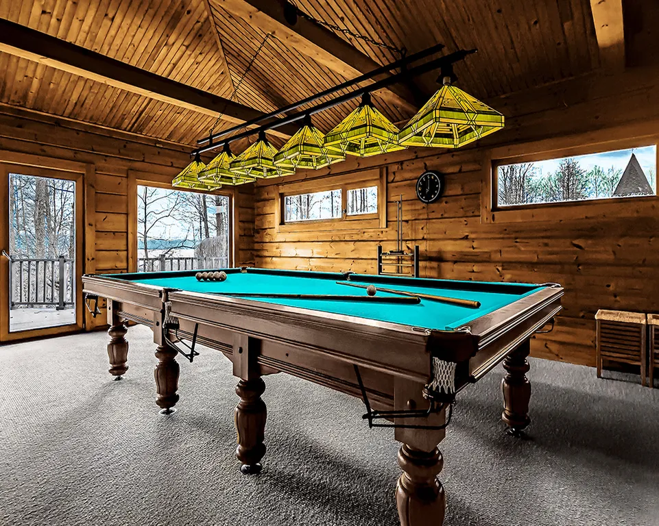 Коттедж в лесу с видом на озеро