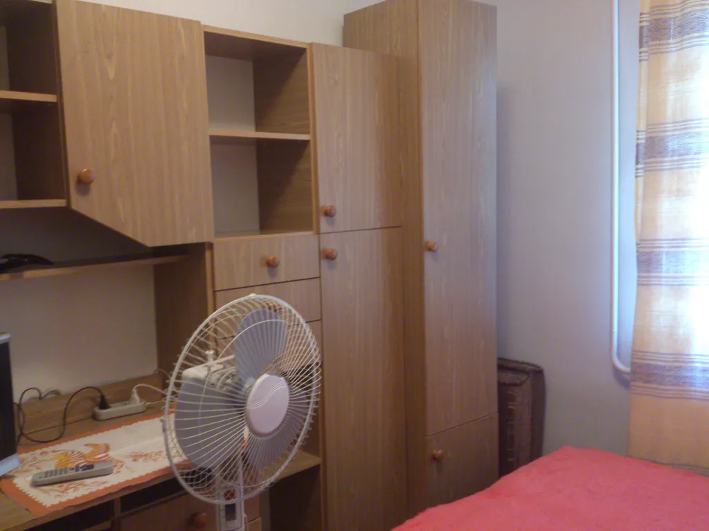 Комната с видом на осенний двор и сад